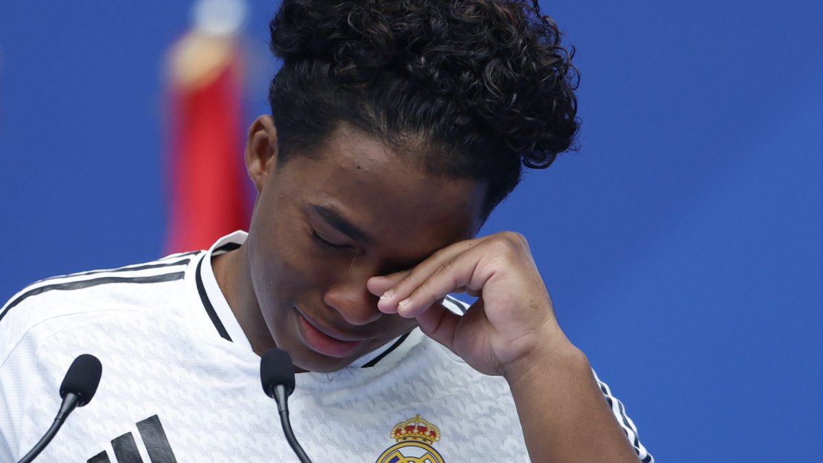 El delantero brasileño Endrick durante su presentación como nuevo jugador del Real Madrid, el sábado 27 de julio en el estadio Santiago Bernabéu.