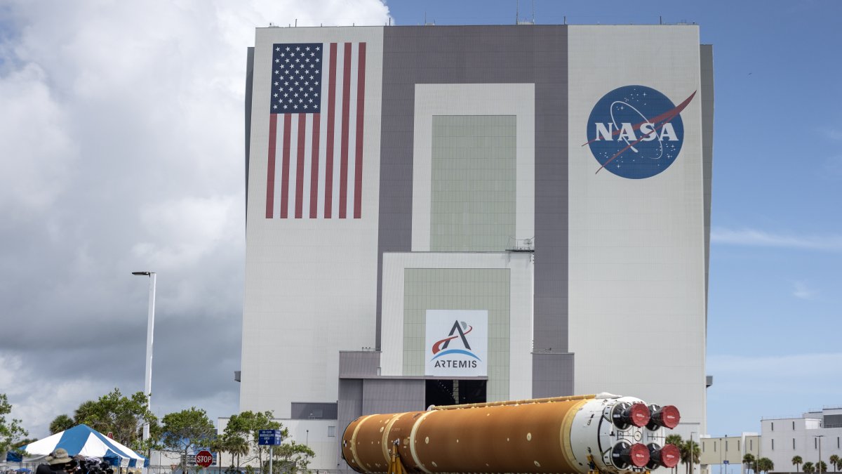 La etapa central completamente ensamblada para el cohete del Sistema de Lanzamiento Espacial de la NASA llega al Edificio de Ensamblaje de Vehículos en el Centro Espacial Kennedy, en Cabo Cañaveral.