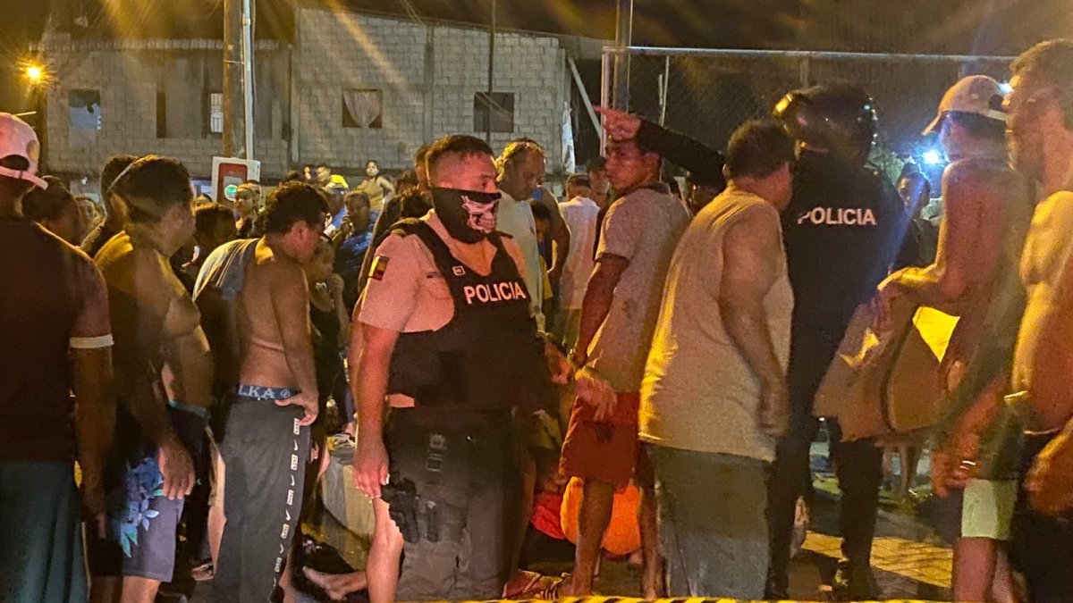 Después del asesinato, varias personas se aglomeraron alrededor del cuerpo