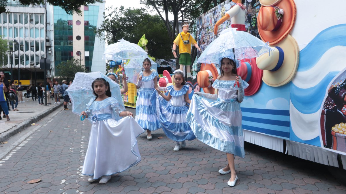Fueron 8 carrozas alegóricas las presentadas la tarde de este 27 de julio.