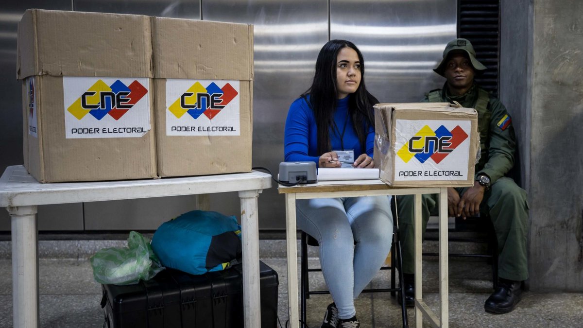 Una funcionaria del Consejo Nacional Electoral (CNE) en una jornada de información por las elecciones presidenciales, en Caracas, el pasado 15 de julio.