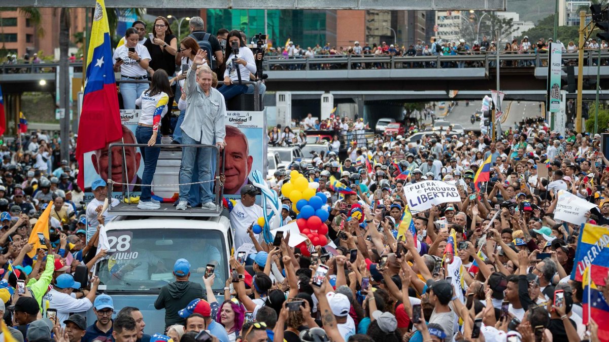 El candidato a la presidencia de Venezuela, Edmundo González Urrutia, del partido Plataforma Unitaria Democrática (PUD), antes de su cierre de campaña en Caracas.