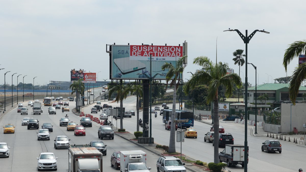 En la avenida Pedro Menéndez Gilbert un anuncio de suspensión de actividades está estampado sobre una valla publicitaria.
