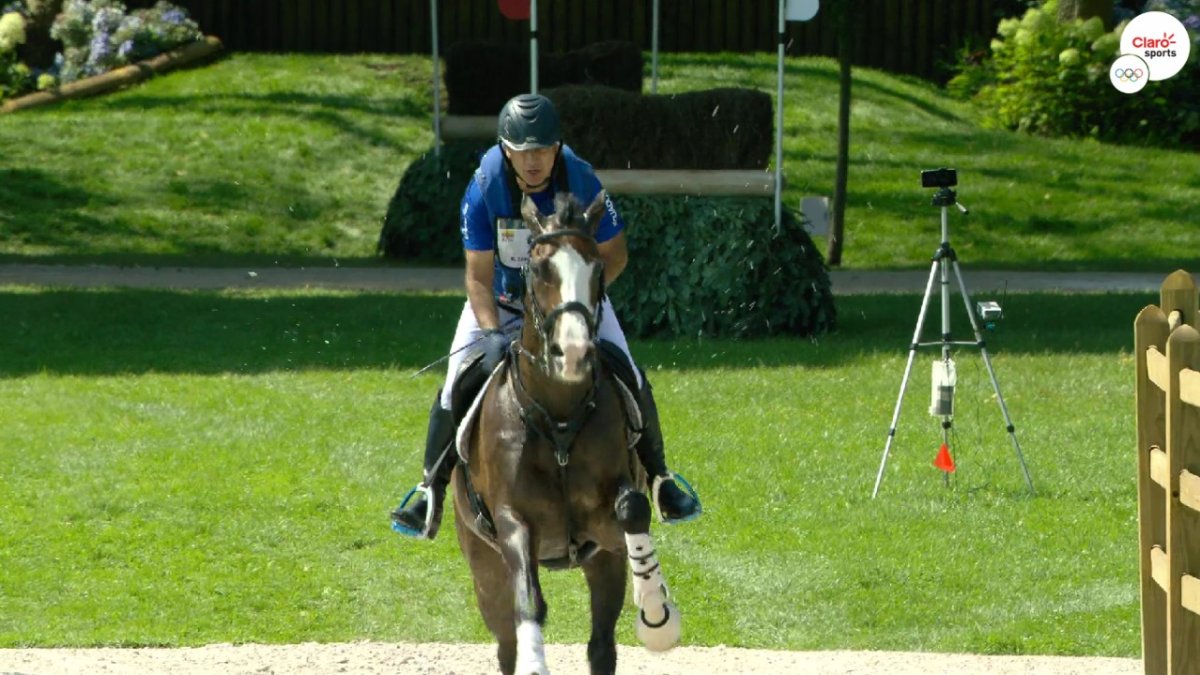 El jinete ecuatoriano Ronald Zabala durante el inicio de su participación en la prueba de cross country, previo a la caída que sufrió y que lo deja sin posibilidades.