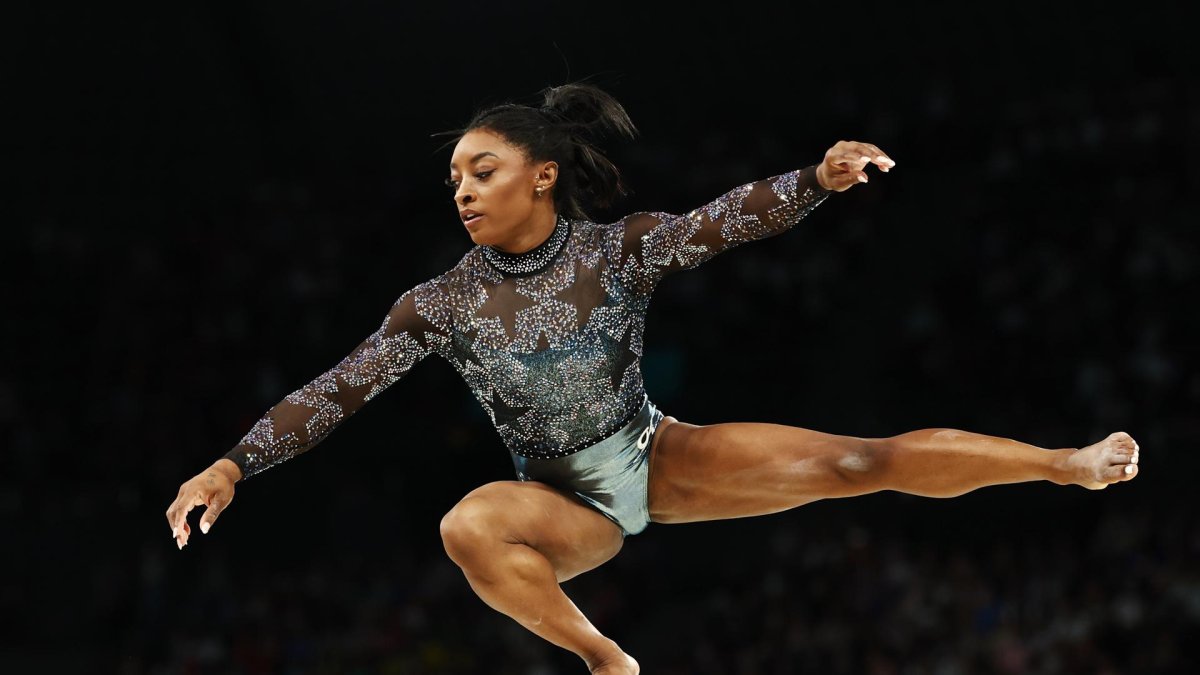 Con un ejercicio de barra soberbio, precedida por una ovación atronadora en el pabellón de Bercy, la estadounidense Simone Biles regresó este domingo al escenario olímpico.