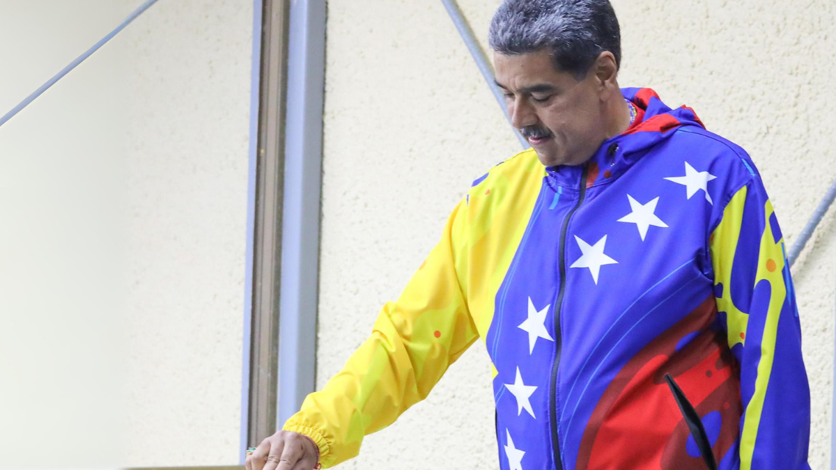 El presidente de Venezuela, Nicolás Maduro, ejerciendo el voto durante las elecciones presidenciales, este domingo 28 de julio en Caracas.