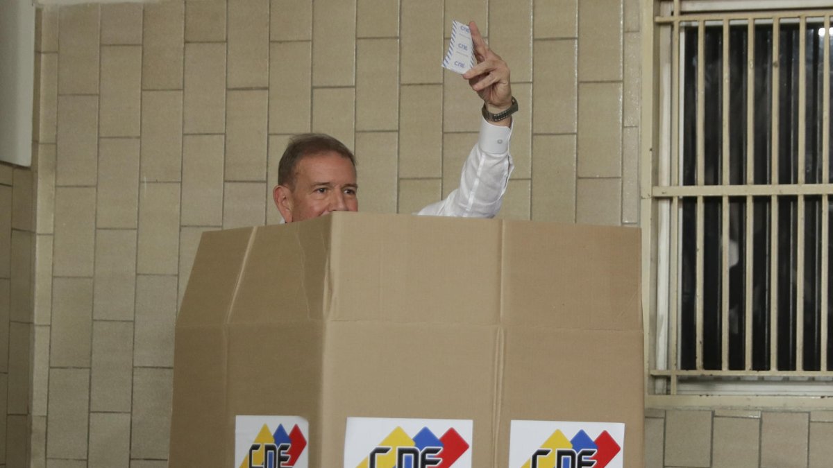 El candidato opositor a la presidencia de Venezuela, Edmundo González Urrutia, muestra su voto este domingo 28 de julio en Caracas.