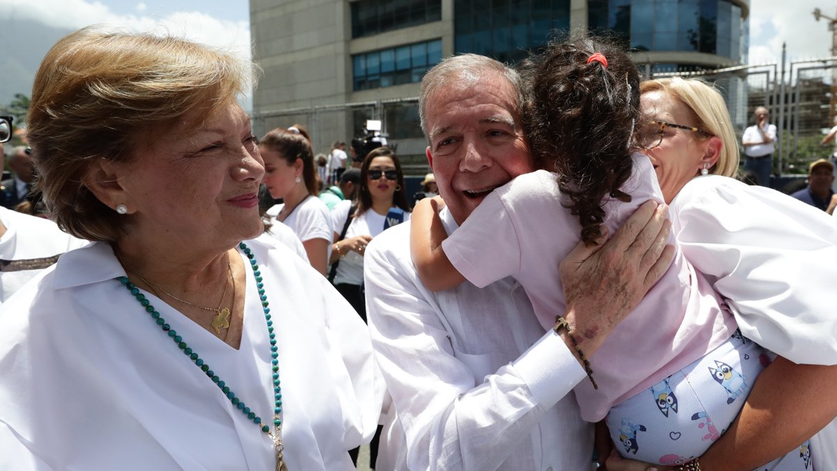 El candidato a la presidencia de Venezuela, Edmundo González Urrutia, saluda a una niña a su llegada a votar este domingo, en un centro de votación en Caracas (Venezuela).