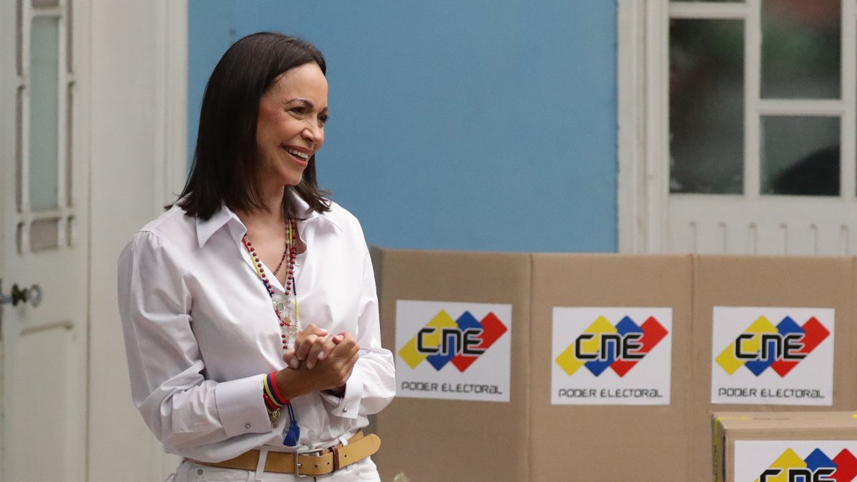 La líder de la oposición Venezolana, María Corina Machado, vota este domingo, en un centro de votación en Caracas (Venezuela).
