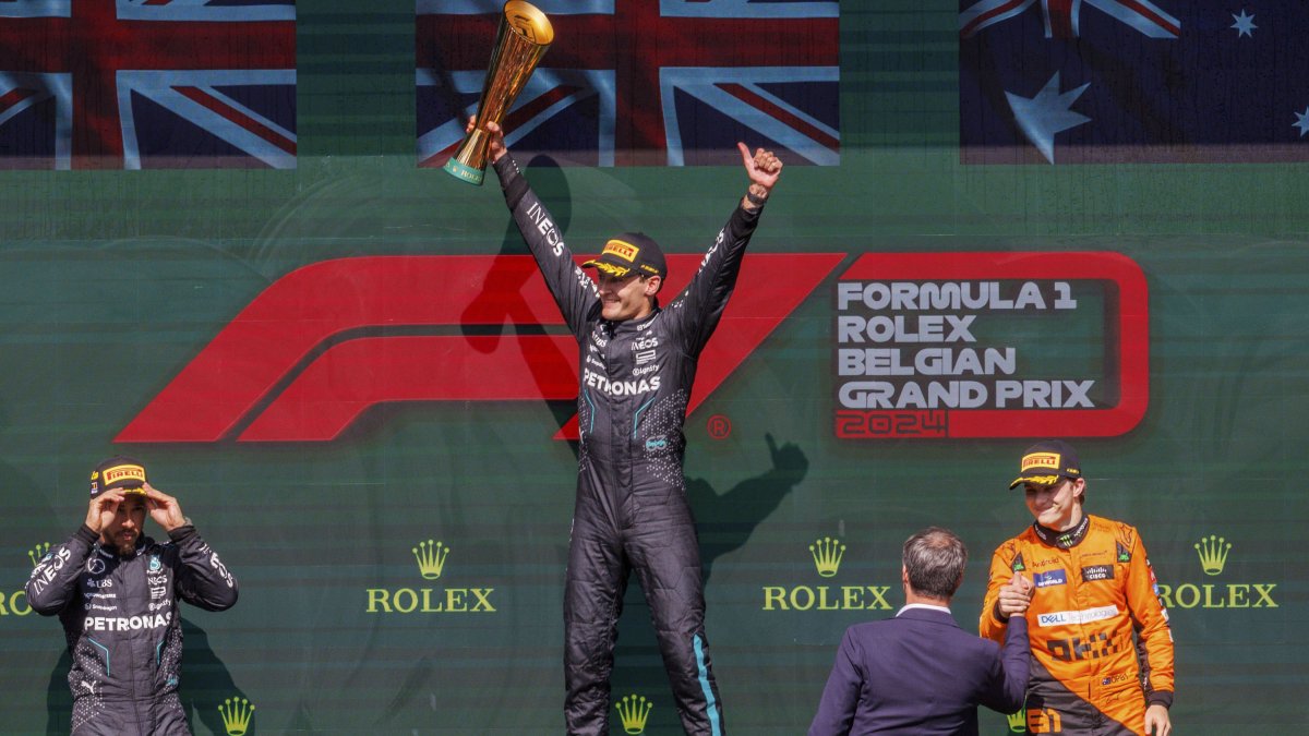 Russell (c), pese a ser coronado en el podio como el ganador del GP de Bélgica, fue despojado del título por lo que ascendió su compañero de escuadra, Lewis Hamilton.