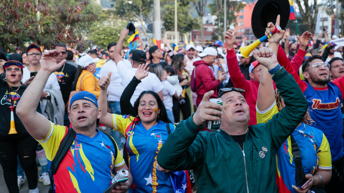 Ciudadanos venezolanos se reúnen este domingo en las calles de Bogotá (Colombia).