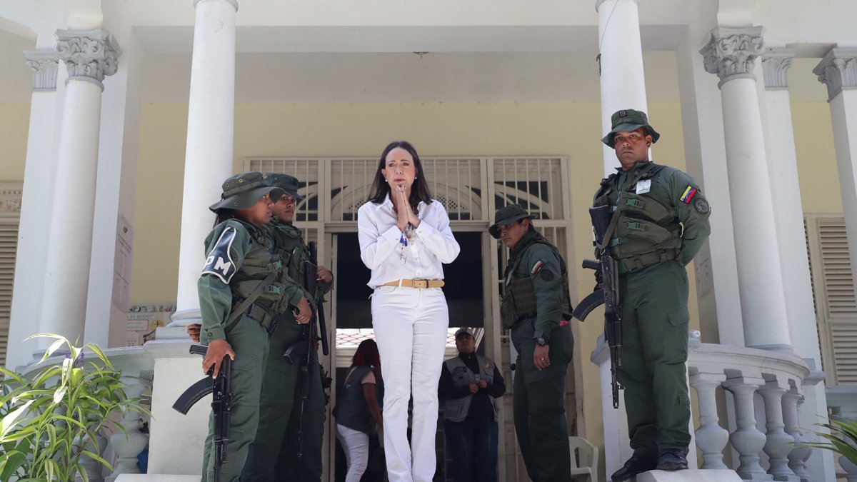 La líder de la oposición Venezolana, María Corina Machado, sale del centro de votación Instituto Elena de Bueno luego de votar este domingo, en Caracas (Venezuela).