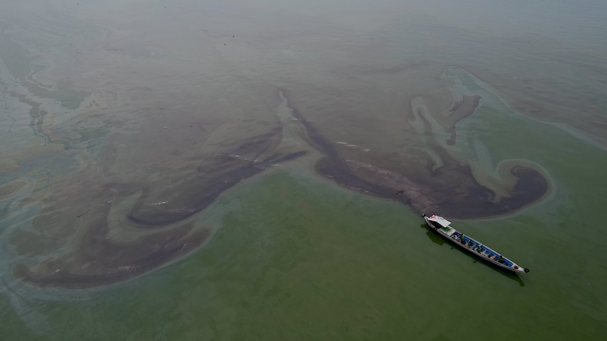 La Guardia Costera de Filipinas trabaja en el sellado de al menos nueve fugas