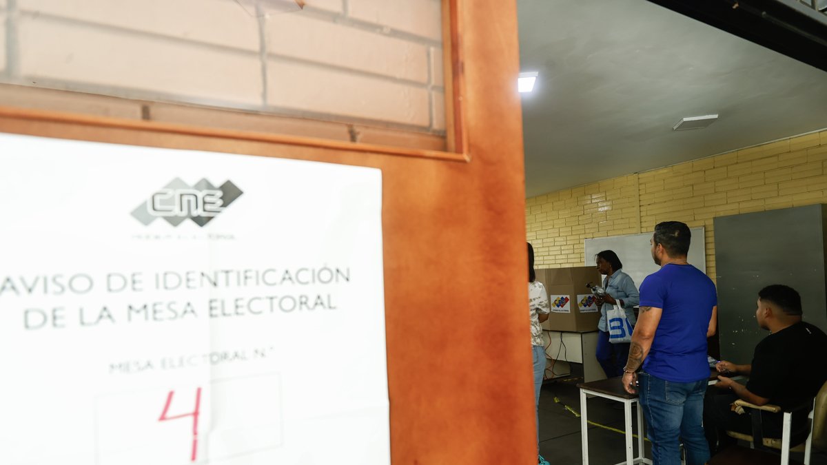 Venezolanos votan este domingo, en Caracas (Venezuela).