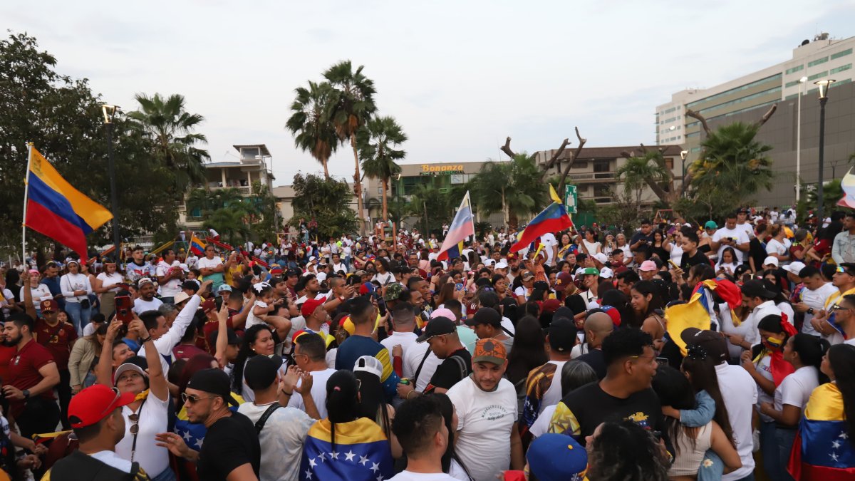 Venezolanos se concentraron detrás del Mall del Sol.