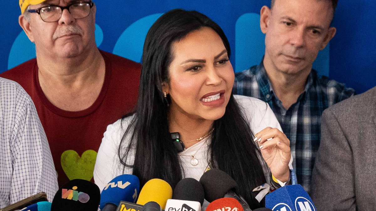 La exdiputada de la Asamblea Nacional de Venezuela, Delsa Solórzano habla durante una rueda de prensa este miércoles, en Caracas (Venezuela).