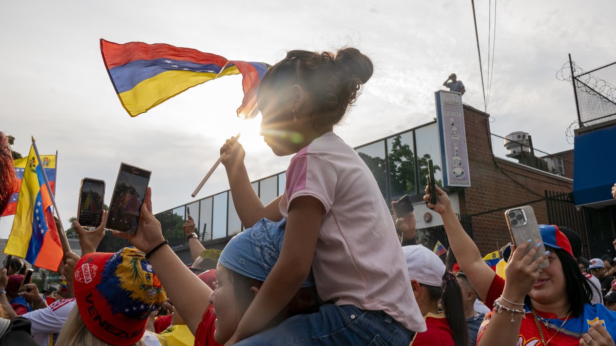Ciudadanos venezolanos se reúnen a la espera de los resultados de las elecciones presidenciales en su país, este domingo en Queens, en Nueva York (Estados Unidos).