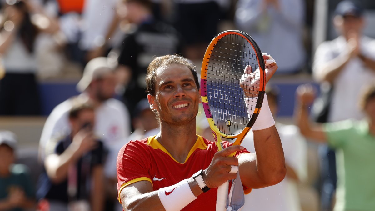 El tenista español Rafael Nadal celebra tras vencer al húngaro Marton Fucsovics en primera ronda del torneo individual.