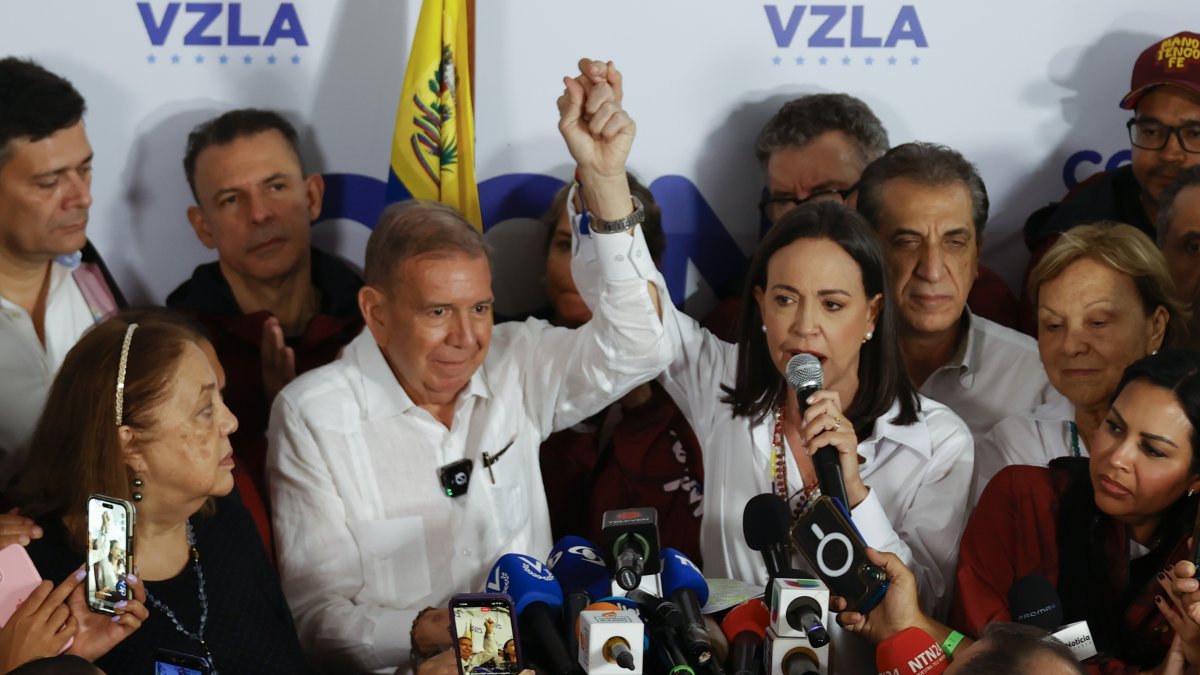 El candidato a la presidencia de Venezuela, Edmudo González Urrutia (c-i), y la líder opositora venezolana, María Corina Machado (c-d), dan declaraciones tras conocer los resultados.