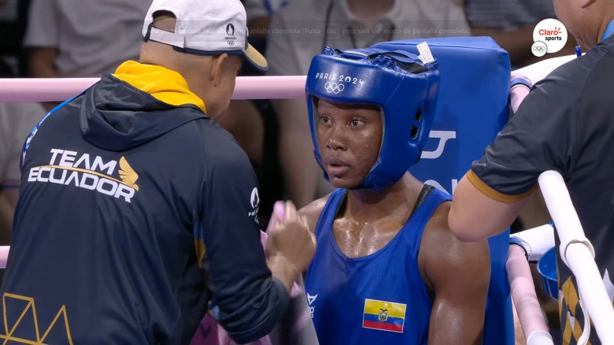 La boxeadora ecuatoriana recibió la asistencia de su entrenador en los octavos de final de París 2024