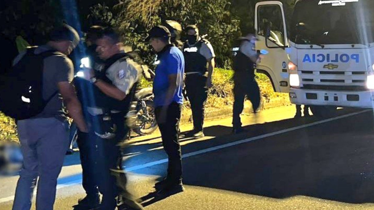 Agente policiales en la carretera donde ocurrió el hecho.