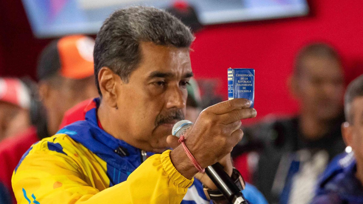 El presidente de Venezuela, Nicolás Maduro, pronuncia un discurso tras conocer los resultados de las elecciones presidenciales este lunes, en Caracas (Venezuela).