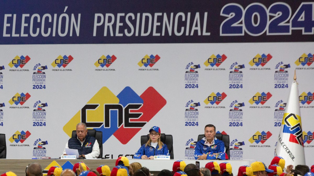 El presidente del Consejo Nacional Electoral (CNE) de Venezuela, Elvis Amoroso (i), presentó el boletín oficial con los resultados de las elecciones.