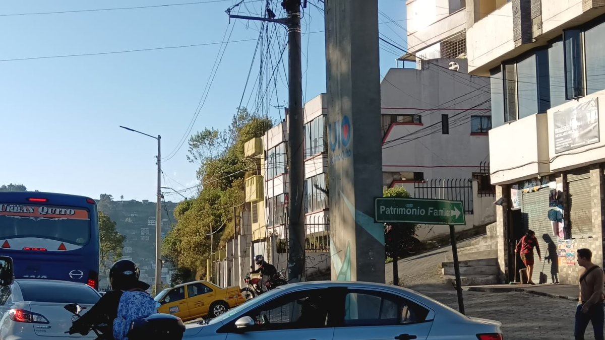 El primer choque se produjo en el sector de Monjas y dejó cables esparcidos sobre la vía.