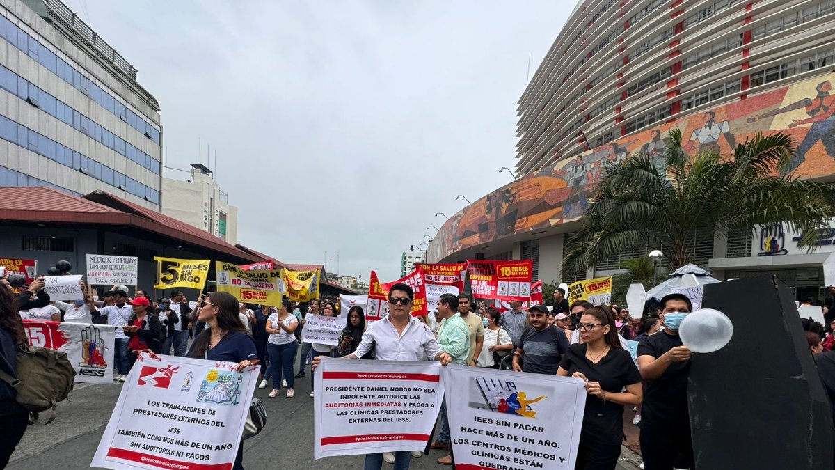 Trabajadores de prestadores externos de salud del IESS protestaron la mañana de este lunes 29 de julio en la Caja del Seguro.