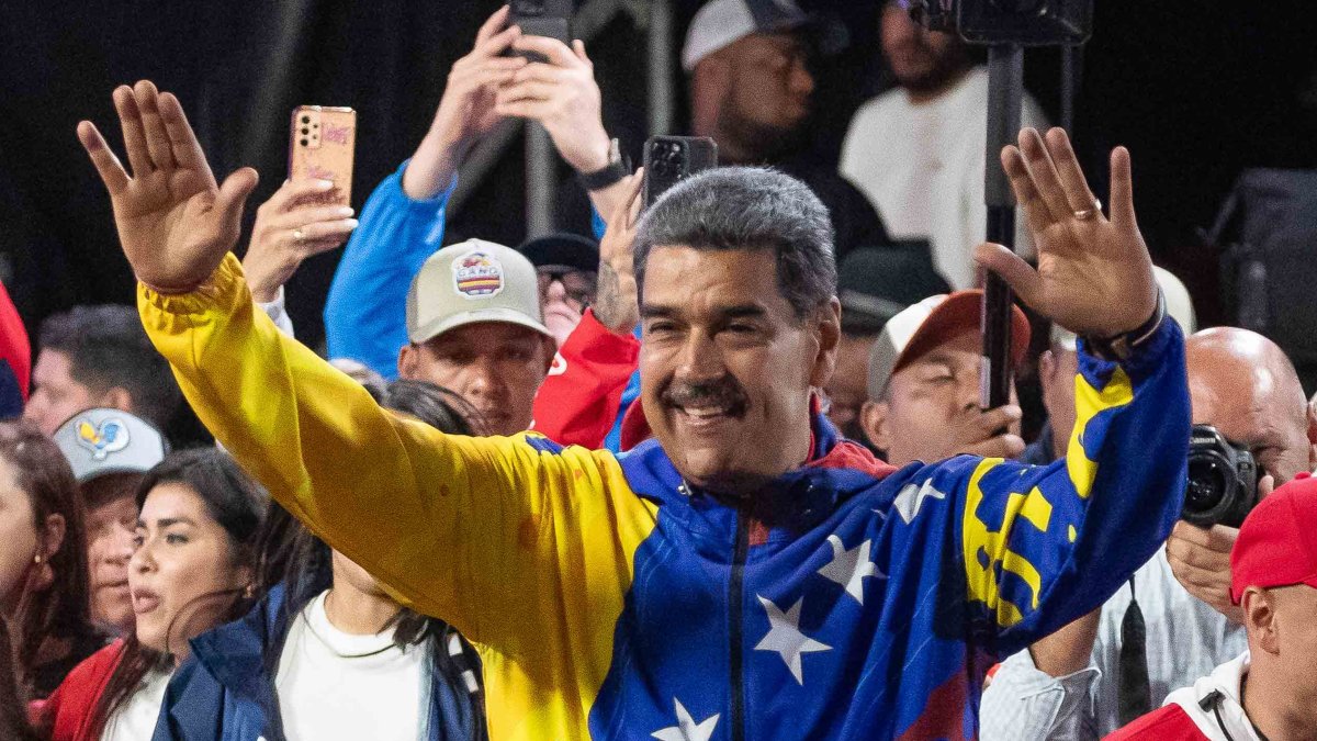 El presidente de Venezuela, Nicolás Maduro, celebra tras conocer los resultados de las elecciones presidenciales este lunes, en Caracas (Venezuela).