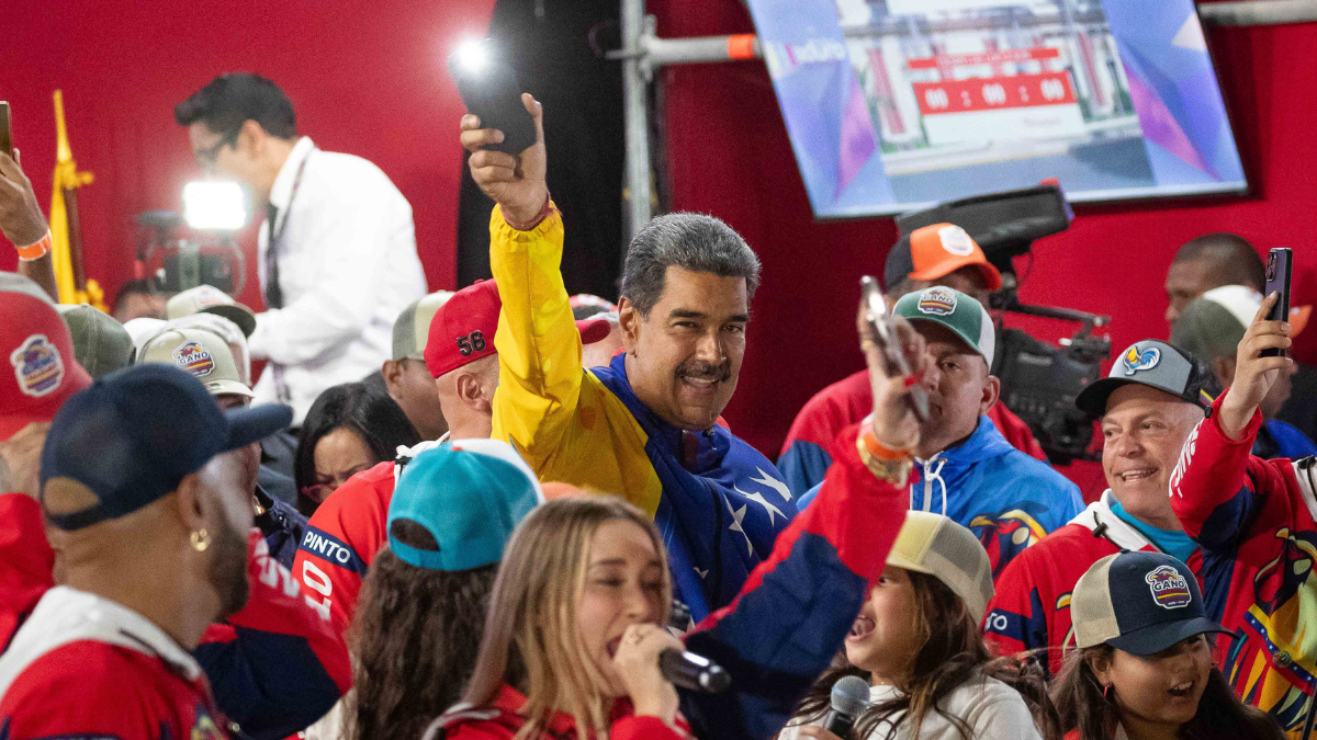 El presidente de Venezuela, Nicolás Maduro (d), celebra tras conocer los resultados de las elecciones presidenciales este lunes, en Caracas (Venezuela).