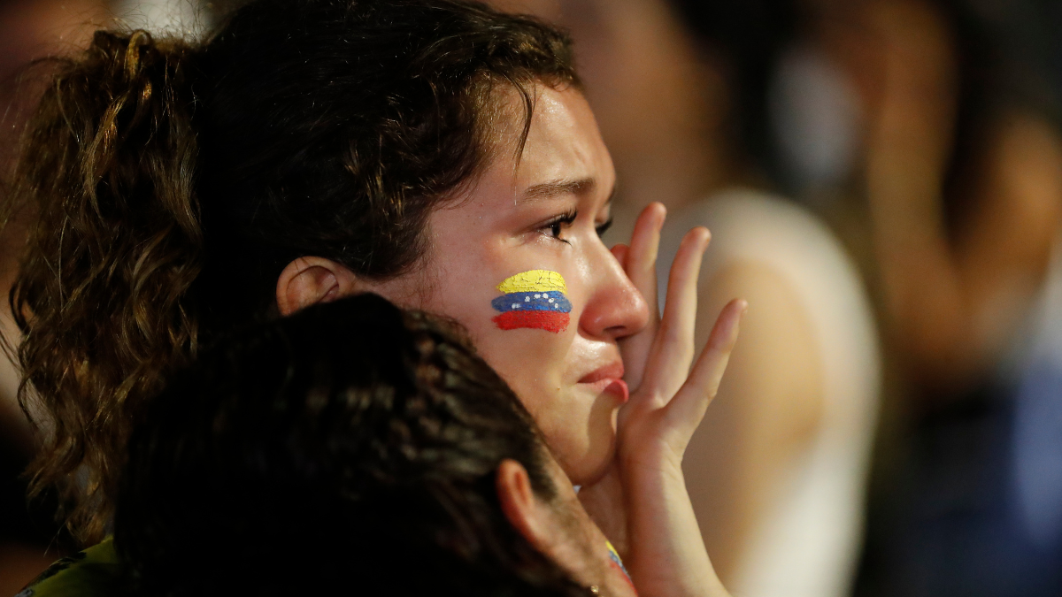 Una ciudadana venezolana llora tras conocer los resultados del primer boletín oficial de las elecciones presidenciales, este domingo.