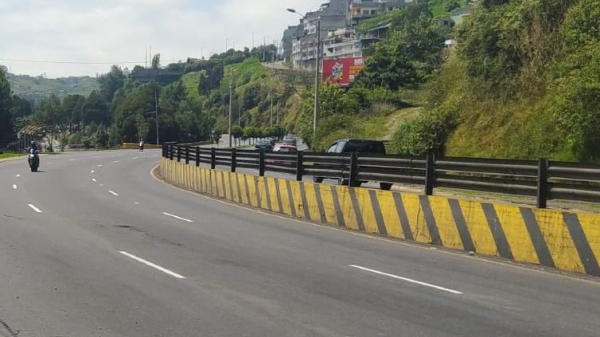 Imagen referencial. Los usuarios de la autopista General Rumiñahui reportaron que los vehículos pesados avanzaban por un carril en sentido hacia Quito.