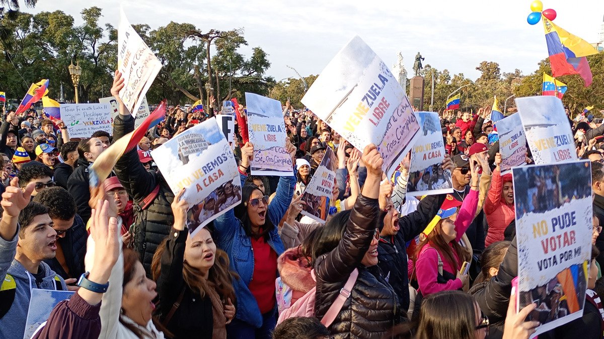 Ciudadanos venezolanos gritan consignas en una concentración este 28 de julio de 2024, con motivo de las elecciones presidenciales en Venezuela, en Buenos Aires (Argentina).