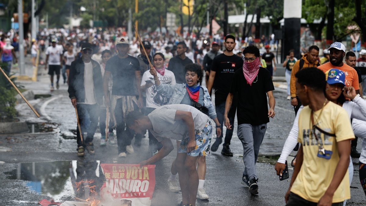 Personas recorren las calles durante una protesta por los resultados de las elecciones este lunes, en Caracas (Venezuela).