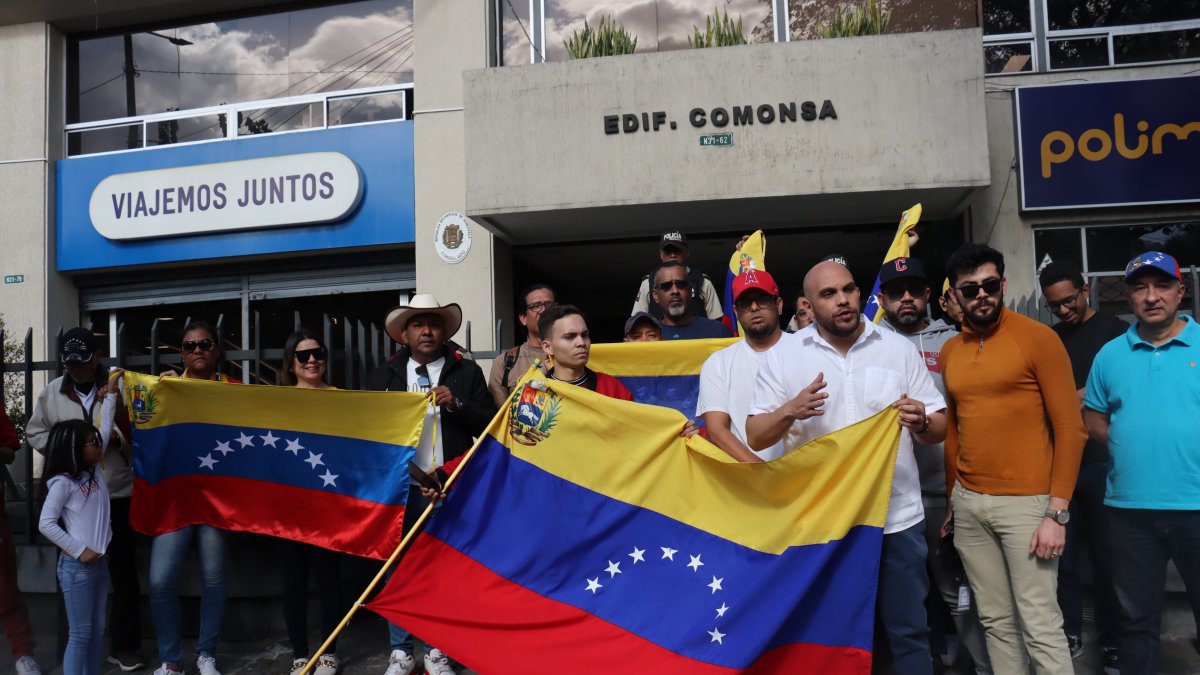 Migrantes venezolanos se reunieron en los exteriores del Consulado de ese país en Quito.