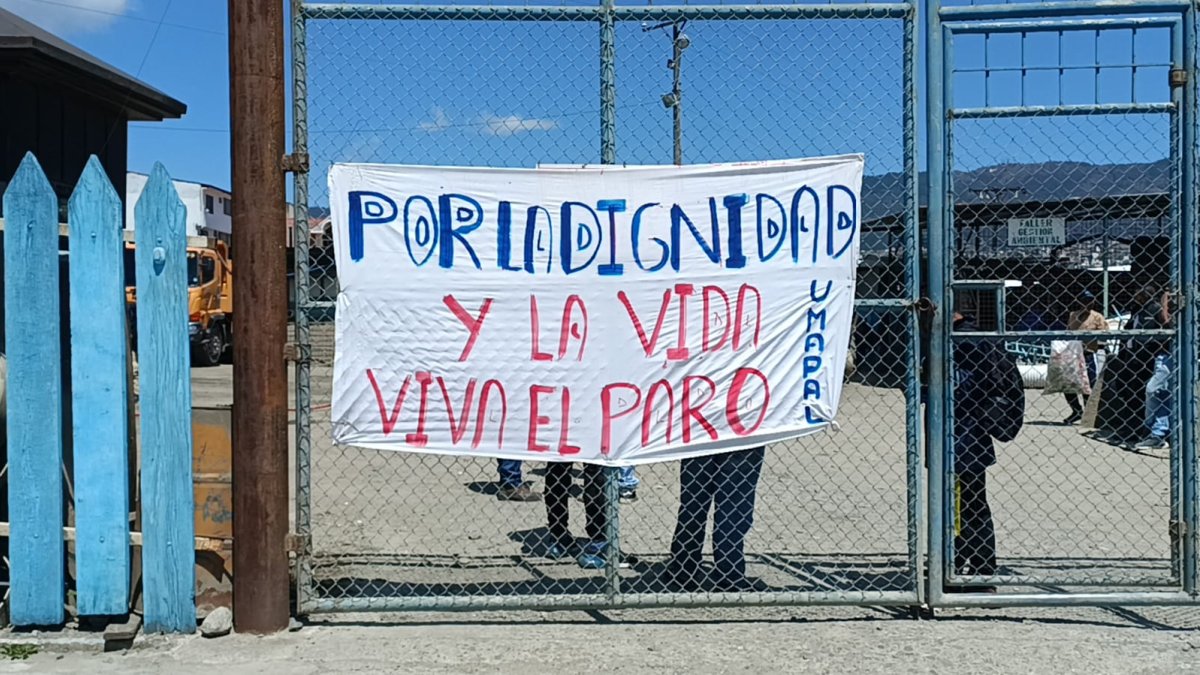 Reclamos. Con carteles llegaron los empleados municipales.