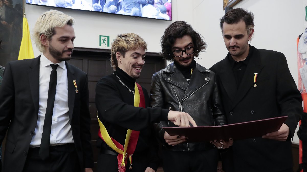 Morat recibiendo su diploma.