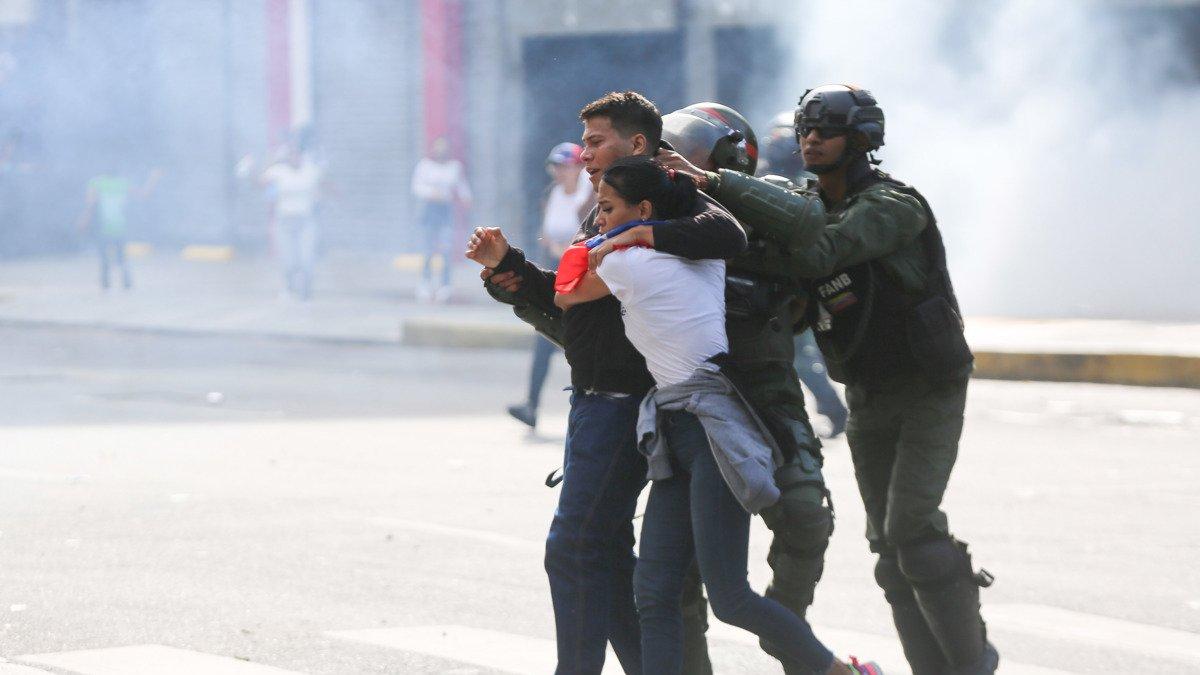 Integrantes de la Guardia Nacional detienen a personas durante una protesta por los resultados de las elecciones presidenciales este lunes, en Caracas (Venezuela).