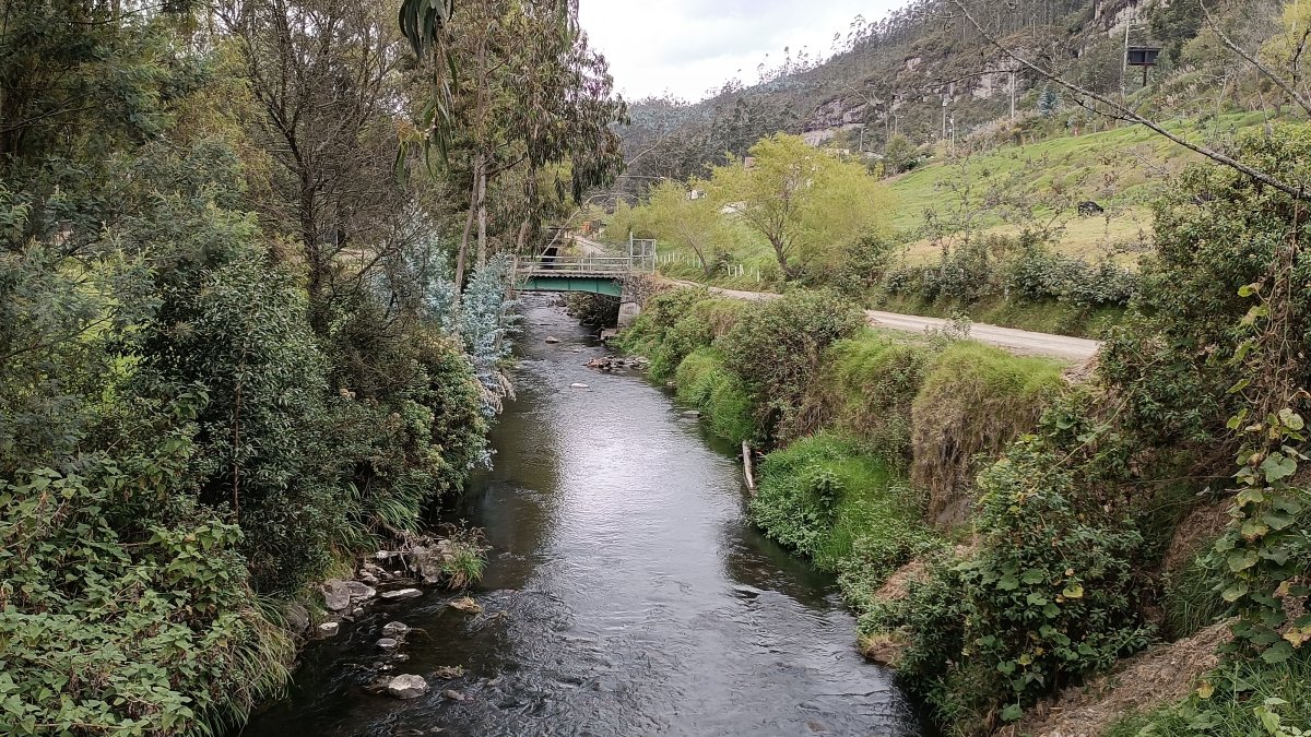 Tarqui. Este río es uno de los que mantiene el caudal más bajo.