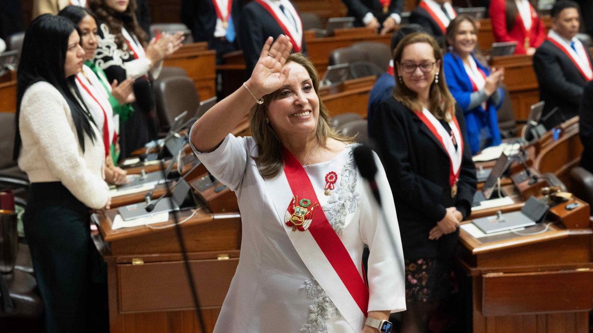La presidenta Dina Boluarte, saluda tras un discurso ante el Parlamento este domingo en Lima (Perú).