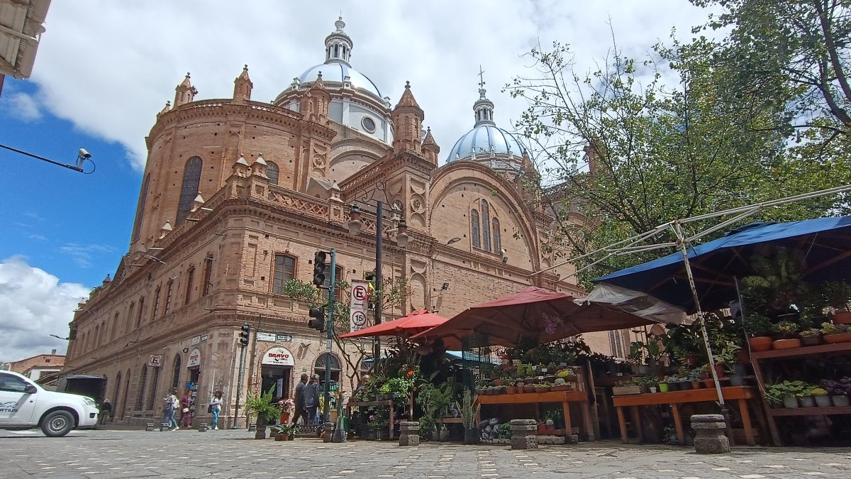 Plaza de Las Flores. Este es uno de los lugares céntricos a donde los ciudadanos asisten para adquirir plantas, también será regulada por la nueva ordenanza de gestión de los mercados de Cuenca.