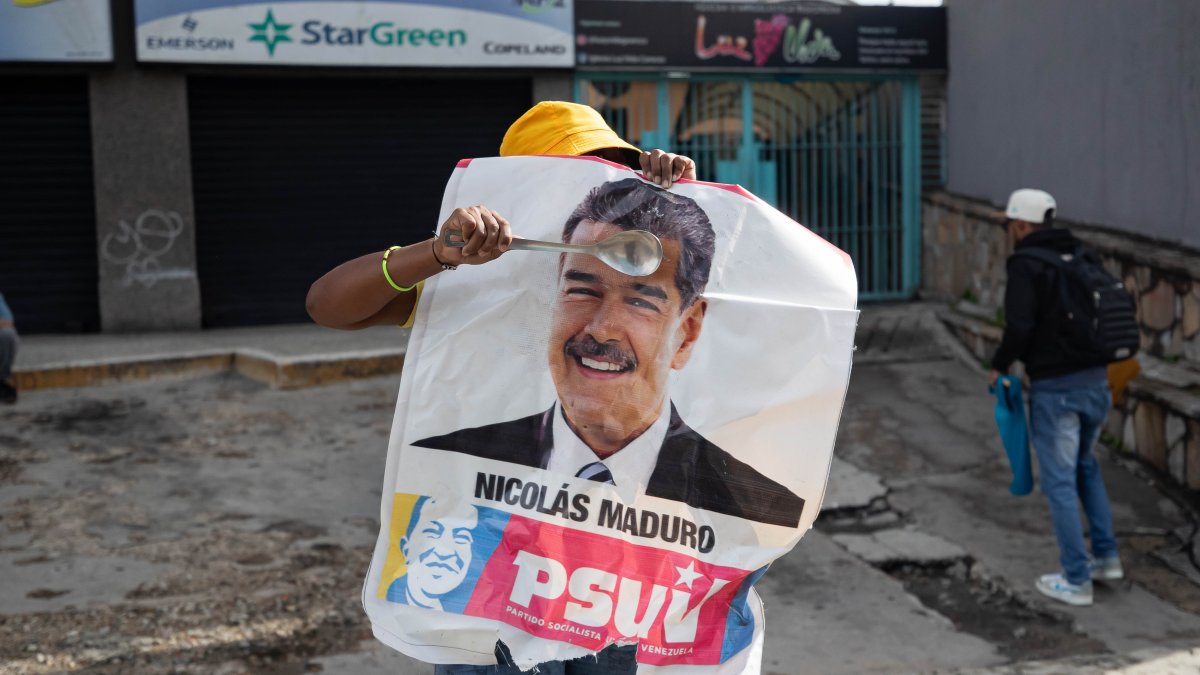 Una persona participa en una protesta por los resultados de las elecciones presidenciales este lunes, en Caracas (Venezuela).