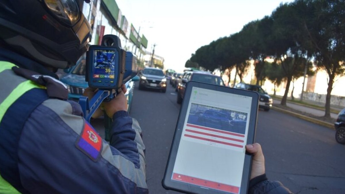 Los dispositivos miden la velocidad de los vehículos a 1.200 metros, en el día o en la noche.