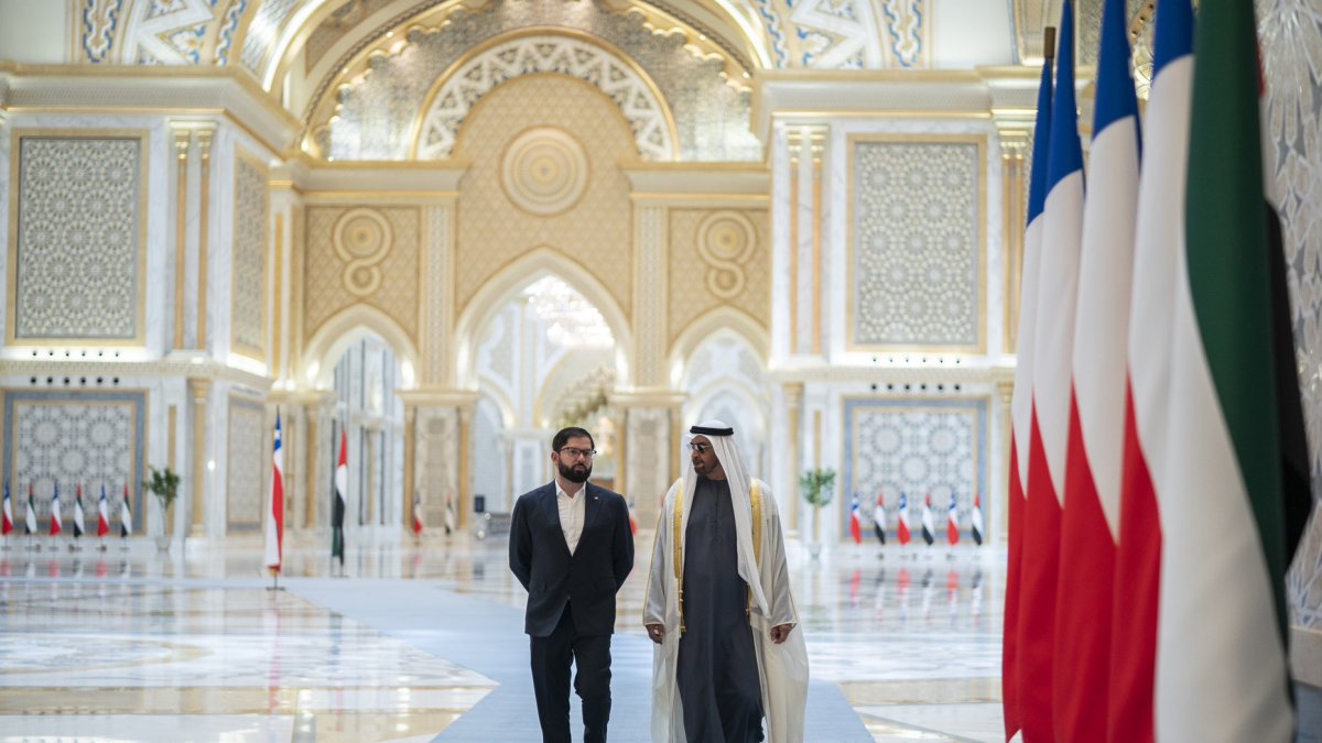 El presidente de la República, Gabriel Boric (i), junto a su homólogo de Emiratos, Mohamed bin Zayed Al Nahyan, durante una visita oficial, este lunes, en Abu Dabi.