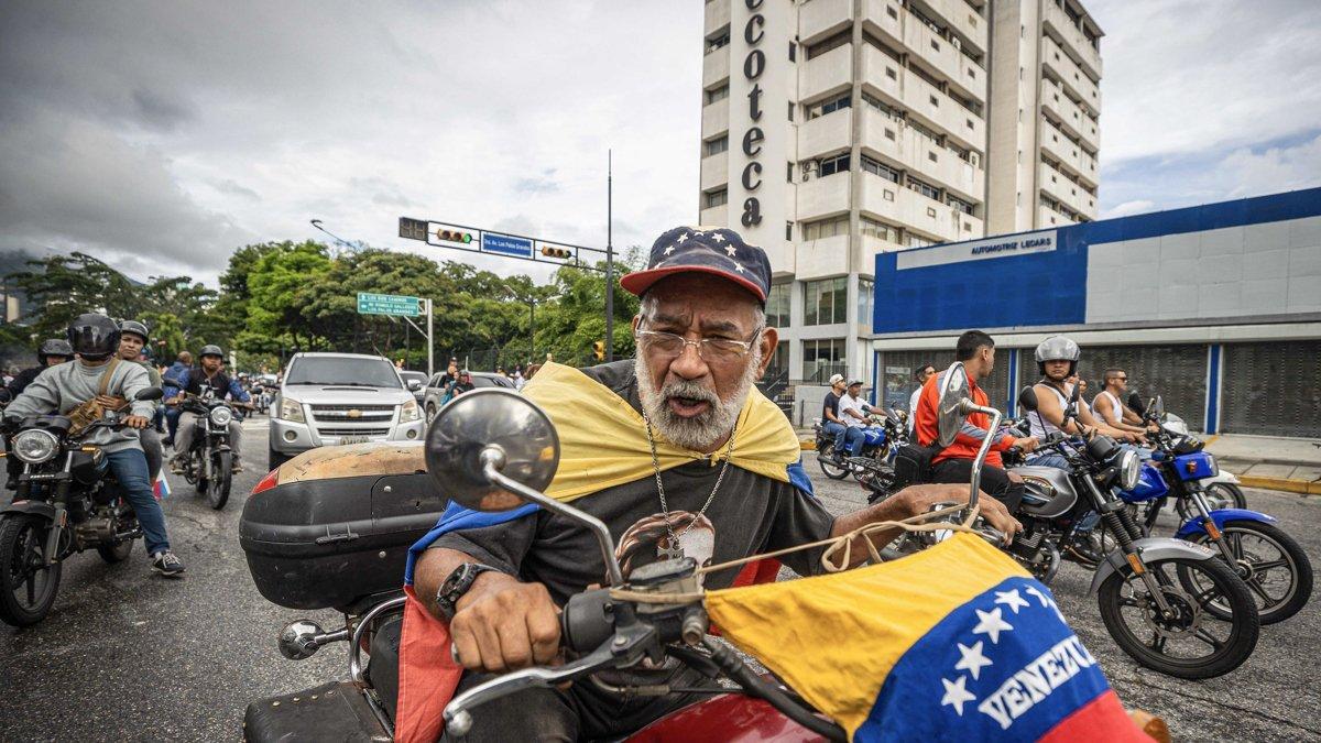 Un hombre en motocicleta recorre una calle durante una protesta por los resultados de las elecciones presidenciales este lunes, en Caracas (Venezuela).