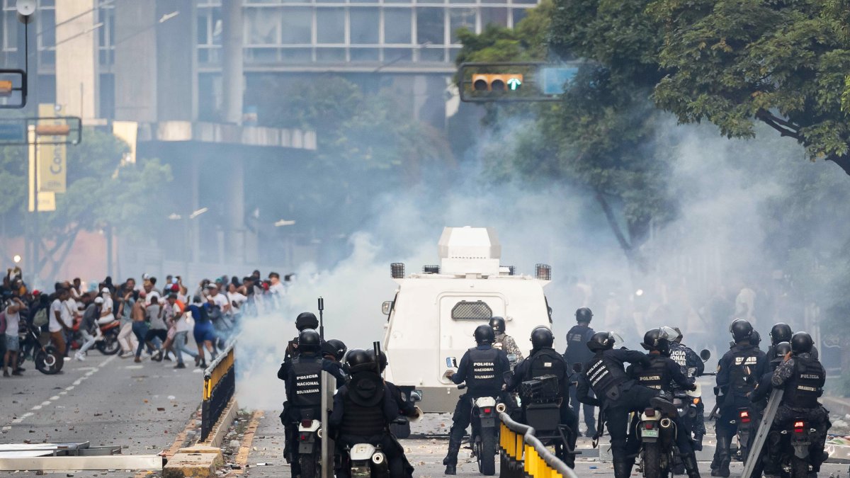 Ciudadanos se organizan y salen a protestar en Venezuela, tras la proclamación de los resultados de las elecciones presidenciales.