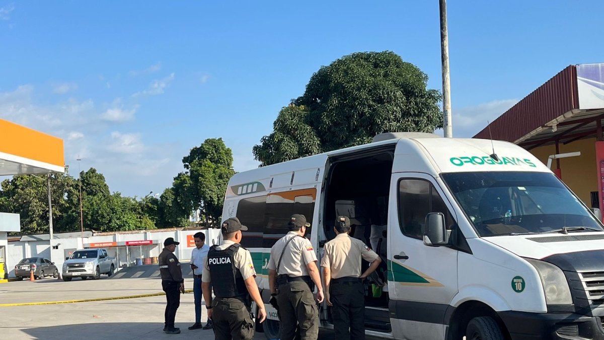 Escena. Dos de las víctimas quedaron en el interior de la furgoneta.