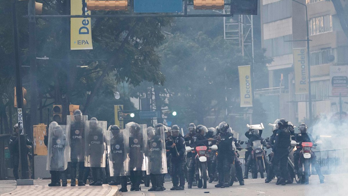 Integrantes de la Policía Nacional Bolivariana (PNB) enfrentan a manifestantes opositores el lunes 29 de julio de 2024, durante una protesta contra de los resultados electorales.