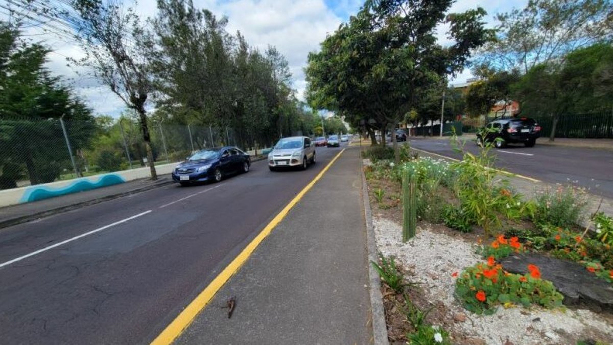Las obras en la avenida Mariana de Jesús incluyen la construcción de un nuevo pavimento flexible.